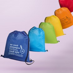 Sacola tipo mochila em 210D com cordões em preto Personalizada