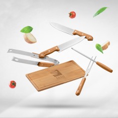 Kit churrasco em estojo de 210D e tábua em bambu com 5 utensílios em aço inox e madeira de Seringueira Personalizado
