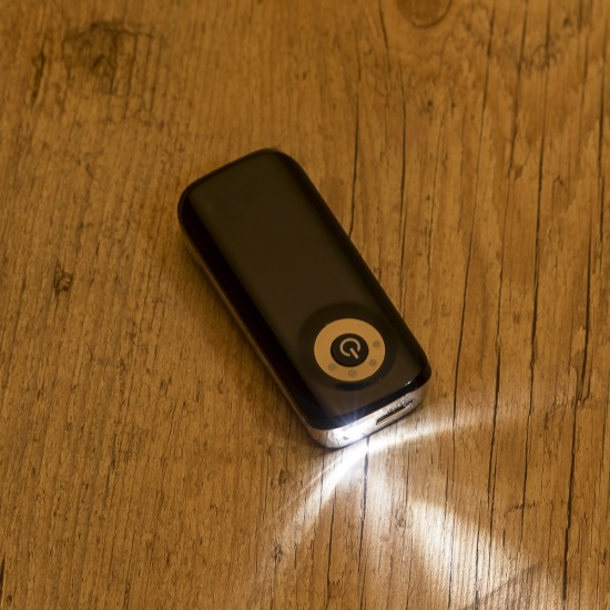 Power Bank Plástico com Indicador Led e Lanterna Personalizado Power Bank Plástico com Indicador Led e Lanterna Personalizado