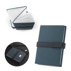 Caderno A5 com capa dura em 80% materiais reciclados (PU reciclado e poliéster reciclado) estruturado em duas partes: a primeira tem 128 páginas pautadas e a segunda 128 páginas lisas Personalizado