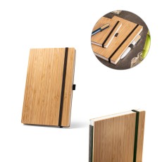 Caderno A5 de capa e contracapa em placa de bambu e lombada em PET 100% reciclado, com 192 páginas pautadas com logotipo