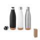 Garrafa em aço inox de parede dupla térmica, isolada a vácuo, com tampa em aço inox e base em cortiça 560 mL com logotipo