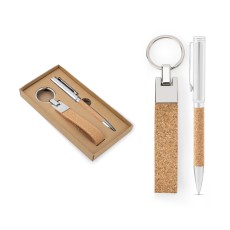 Conjunto composto por uma esferográfica e chaveiro, ambos em metal e cortiça corporativo
